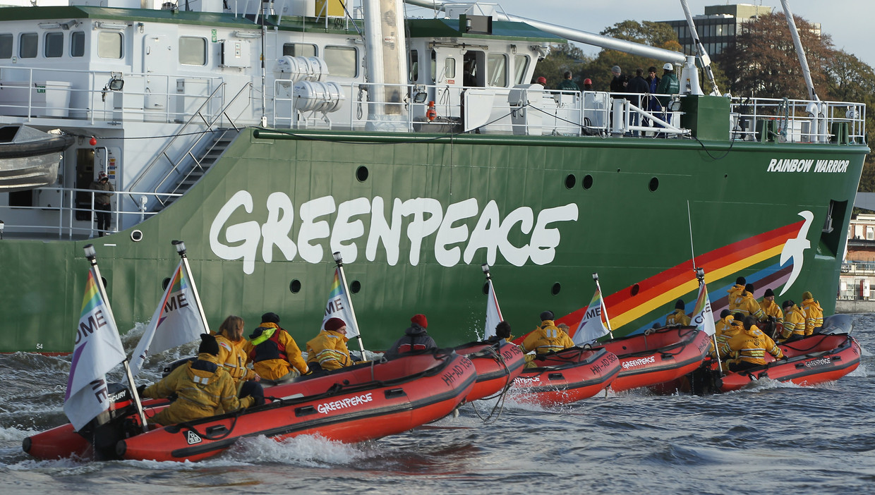 Zeker 100 actievoerders en bemmanningsleden van de Greenpeaceschepen Rainbow Warrior III en Esperanza zijn betrokken bij de actie. Beeld Getty Images