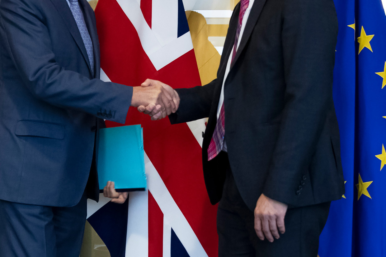 Brexit-minister Stephen Barclay (rechts) schudt handen met EU-hoofdonderhandelaar Michel Barnier.
