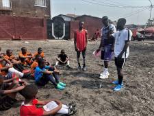 Reis van hun leven voor Arnhemse vader en zoon Mapinga naar Congo-Kinshasa: ‘Voetbalschool op het zand waar ik als kind zelf speelde’
