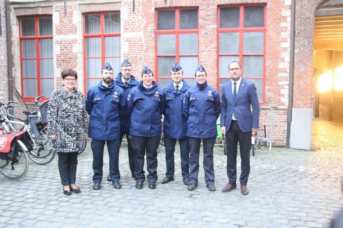 Burgemeester Carine Dewaele, teamchef Harry Maebe, Filiep Devriendt, wijkinspecteurs Lien Deklerck, Kristiaan Blauwblomme en Melanie Vandromme en burgemeester Vincent Van Quickenborne.