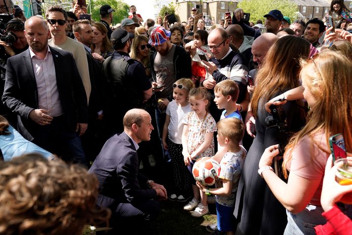 Le prince William a parlé aux enfants.