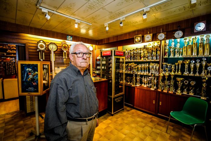 Horlogemaker Michiel Rommelaere (78) van 't Gouden Klokje in de Voorhavenlaan in Oostende stopt ermee.