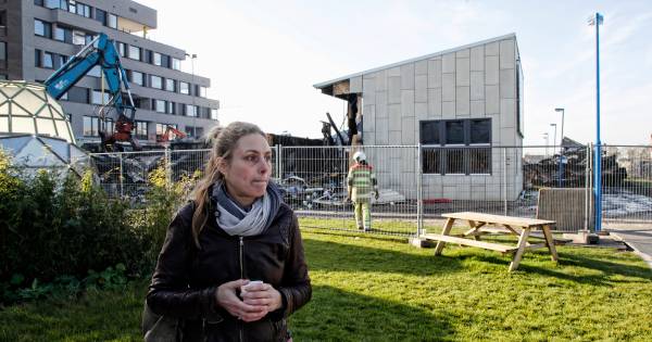 Een grote brand verwoestte vannacht het theatergebouw van het Nieuw Utrechts Toneel: 'Al onze spullen, in het kantoor, decorspullen, alles is verloren'.
