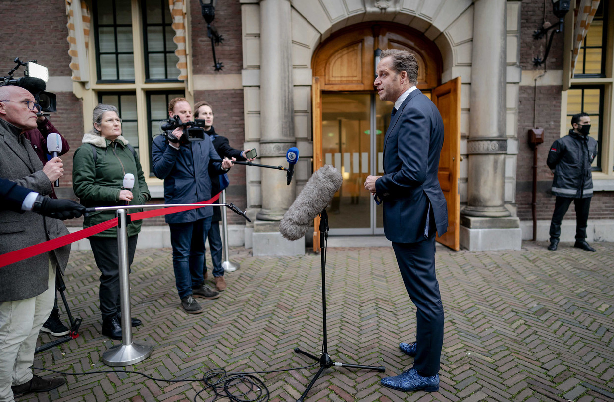 Demissionair minister Hugo de Jonge van Volksgezondheid, Welzijn en Sport komt aan voor het overleg van de Ministeriele Commissie COVID-19 (MCC) over de aanpak van het coronavirus.  Beeld ANP