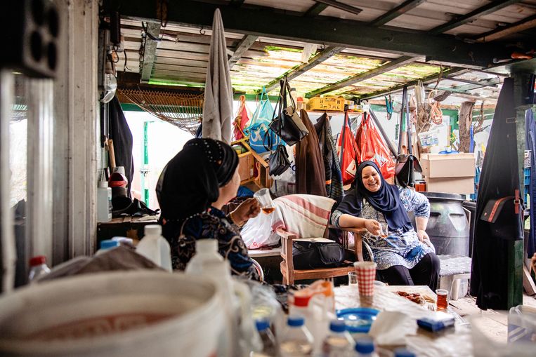 Öznur (rechts) in gesprek met een ­vriendin die op bezoek is. ‘Het is onze ont­moetingsplek geworden.’  Beeld Saskia van den Boom