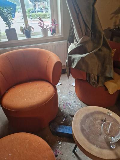 Automobilist ramt verkeerspaal, die daarna door woonkamerraam vliegt: bestuurder vlucht, maar laat w