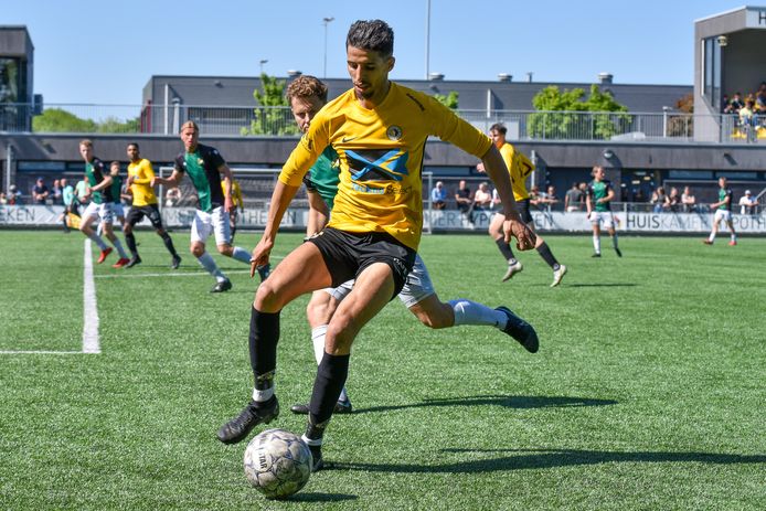 Achraf Chouiter aan de bal