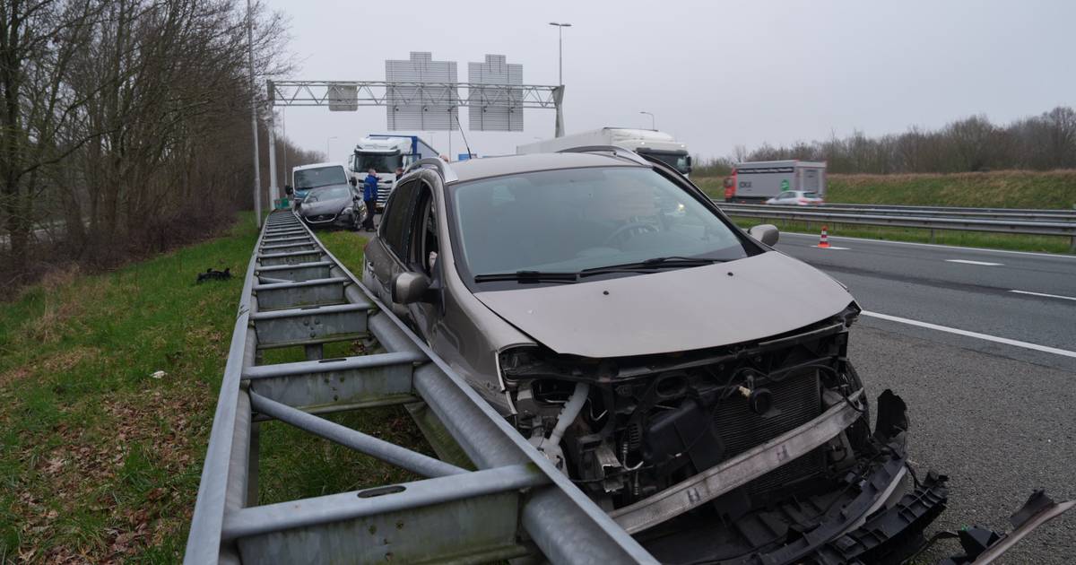 Ongeluk met twee autos en een busje op A28: verkeer bij Meppel staat vast.