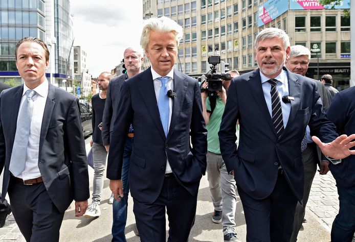 Sam Van Rooy (Vl. Belang), Geert Wilders (PVV) en Filip Dewinter op stap in Brussel. Hun wandeling door Molenbeek werd op 13 mei door de politie belet.