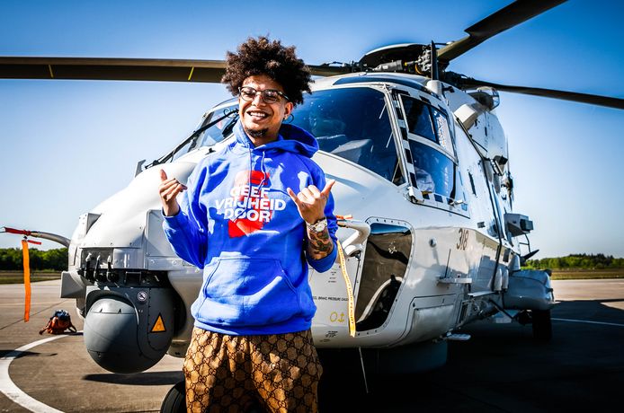Rapper Ronnie Flex voor de helikopter waarmee hij de Bevrijdingsfestivals aan gaat doen.