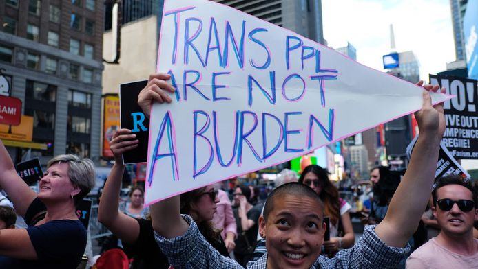 Beeld van een demonstratie in New York afgelopen zomer tegen de beslissing van Trump om geen transgenders toe te laten in het leger.