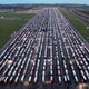Meer dan 2.100 truckers stranden op tarmac van Engelse luchthaven door viruspaniek op Europese vasteland