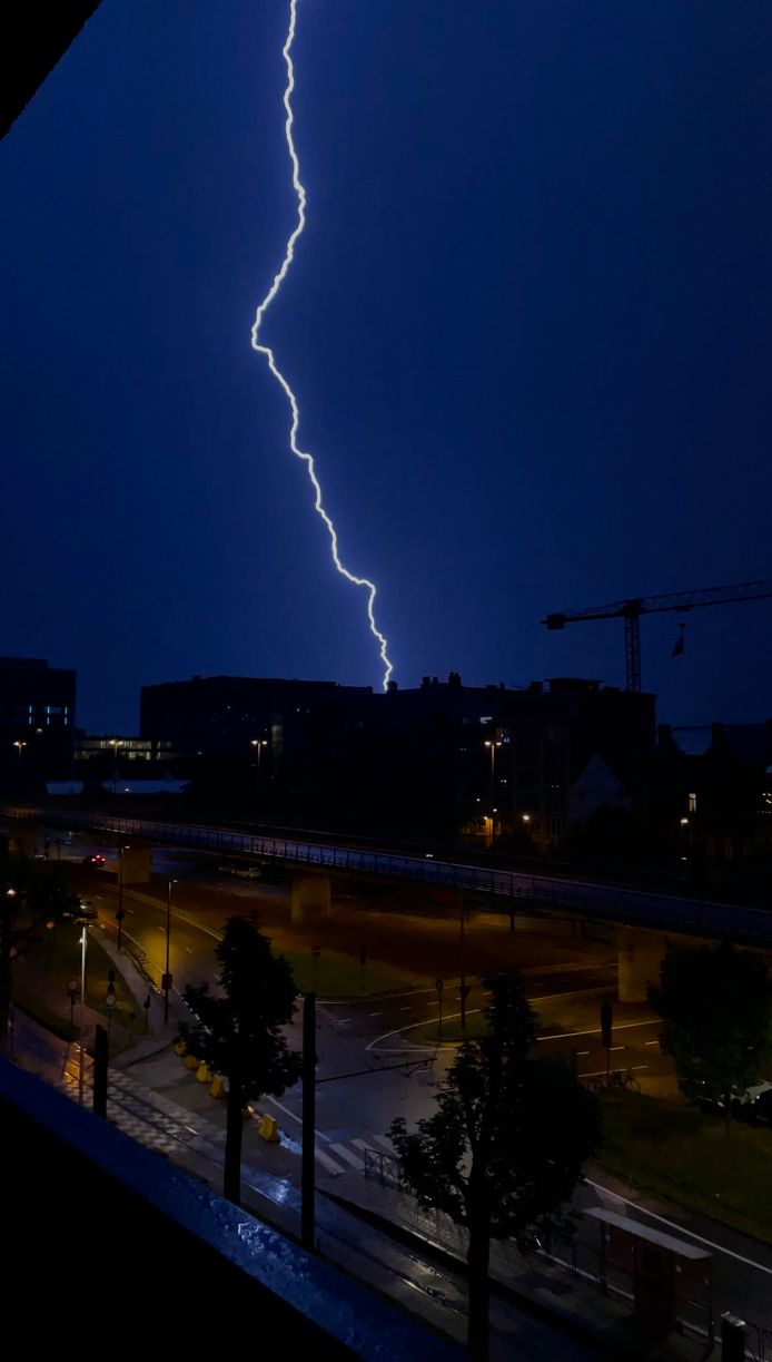 De bliksemschicht boven het UZ Gent.
