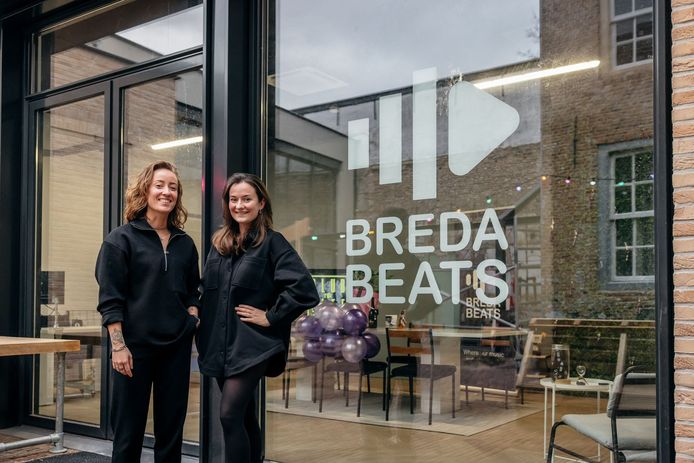 Noa Hermans (links) en Pien Steenbeek bij hun nieuwe kantoor van Breda Beats naast dj-experience Onstage in de Ginnekenstraat.