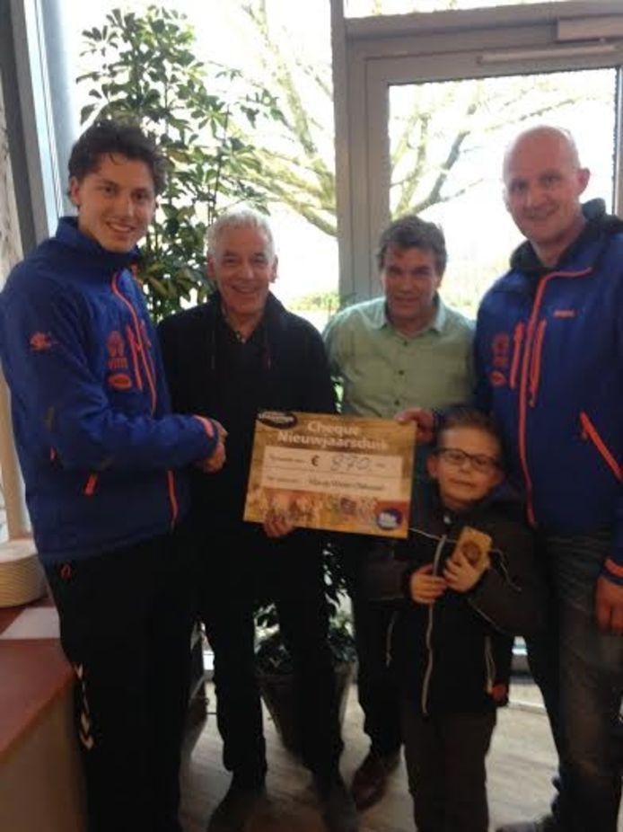 De overhandiging van de cheque aan Klas op Wielen. Van links naar rechts: Niels Heideman, John van Kempen, Henk Winkelhuis en Marcel Benneker.