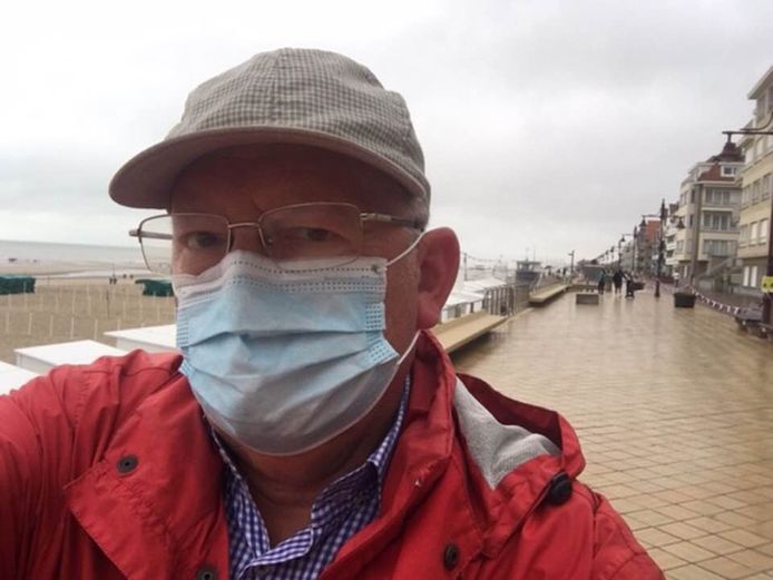 De gepensioneerde  huisdokter Paul Vandewiele (68) met mondmasker, op de dijk van De Haan, zijn woonplaats.