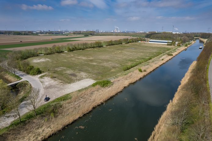 Delen van de grond op het Caldic-terrein aan de Schansdijk, waar tot 2015 een chemische fabriek stond, blijken nog altijd sterk verontreinigd.