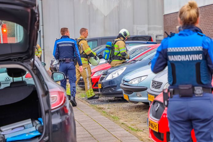 Achter een dubbele deur bij een autobedrijf in Amersfoort zat een groot drugslab.
