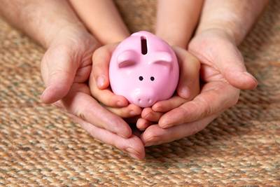 Seul un parent sur trois donne de l'argent de poche à son enfant de 6 ans: comment faire les bons choix