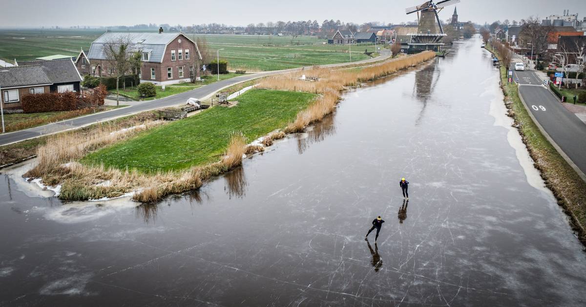 Geniet ervan zolang het kan! Schaatsers wagen het erop op riviertje de Graafstroom