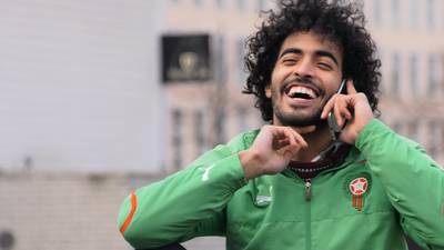 Sam verhuurt zich als het Marokkaanse vriendje bij het kerstdiner