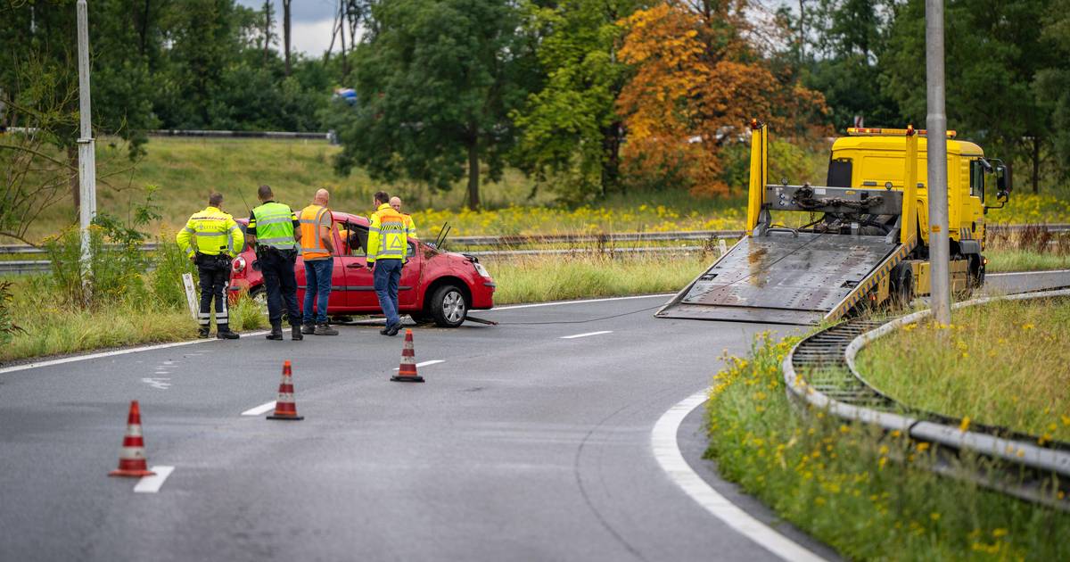 Auto schiet rechtdoor op de A18: Weg tijdelijk afgesloten
