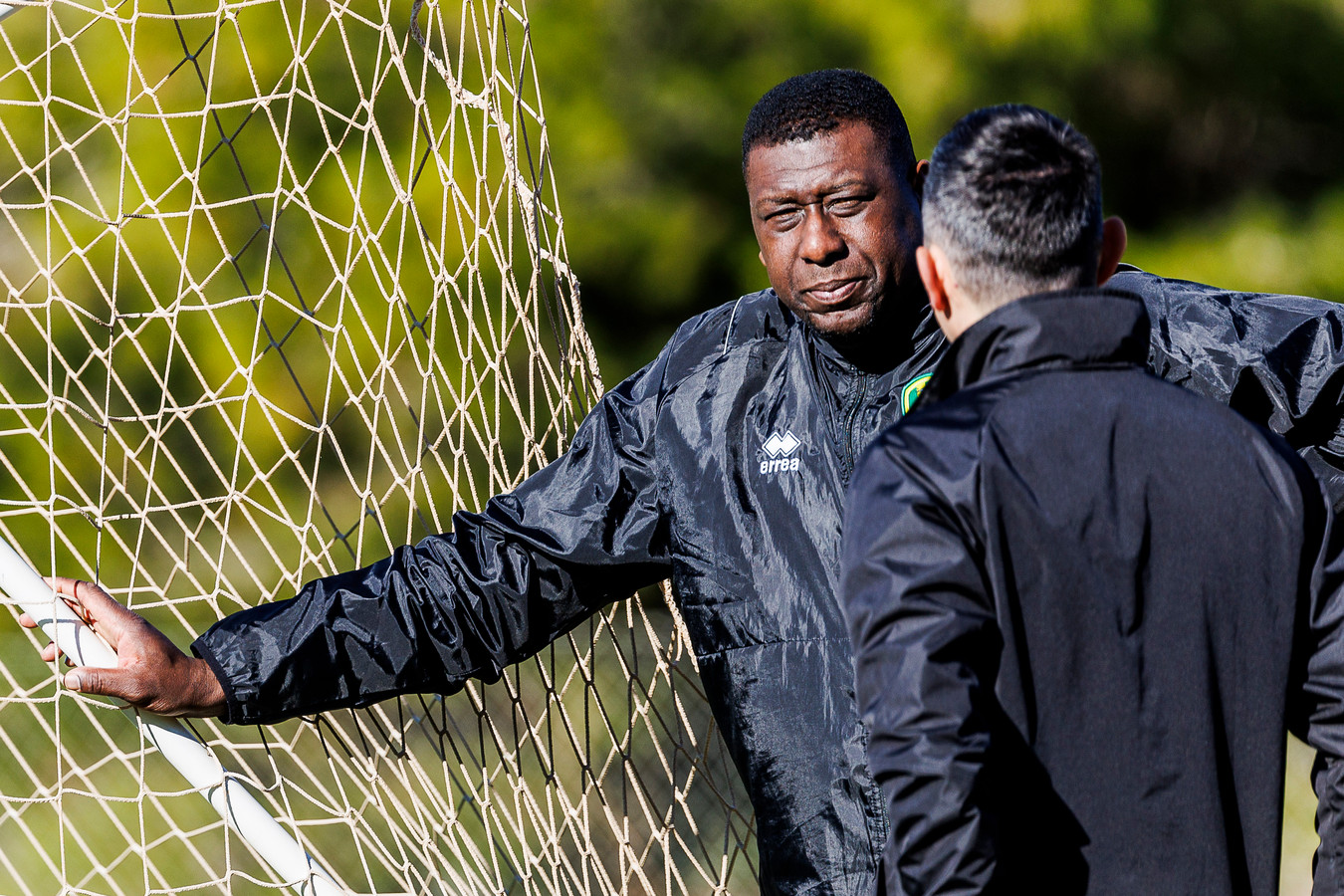 Silvinho Esajas schippert bij ADO tussen twee linies ‘In Italië ben ik