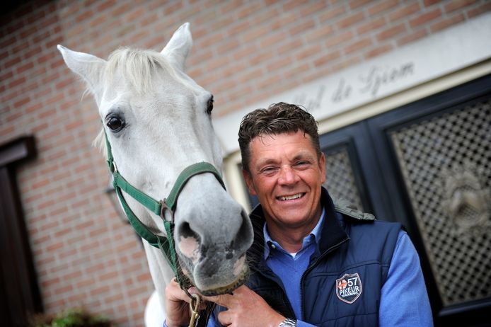Jeroen Dubbeldam met De Sjiem, het paard waarmee hij veel prijzen wist te winnen en waarnaar zijn springstal in Weerselo is genoemd.