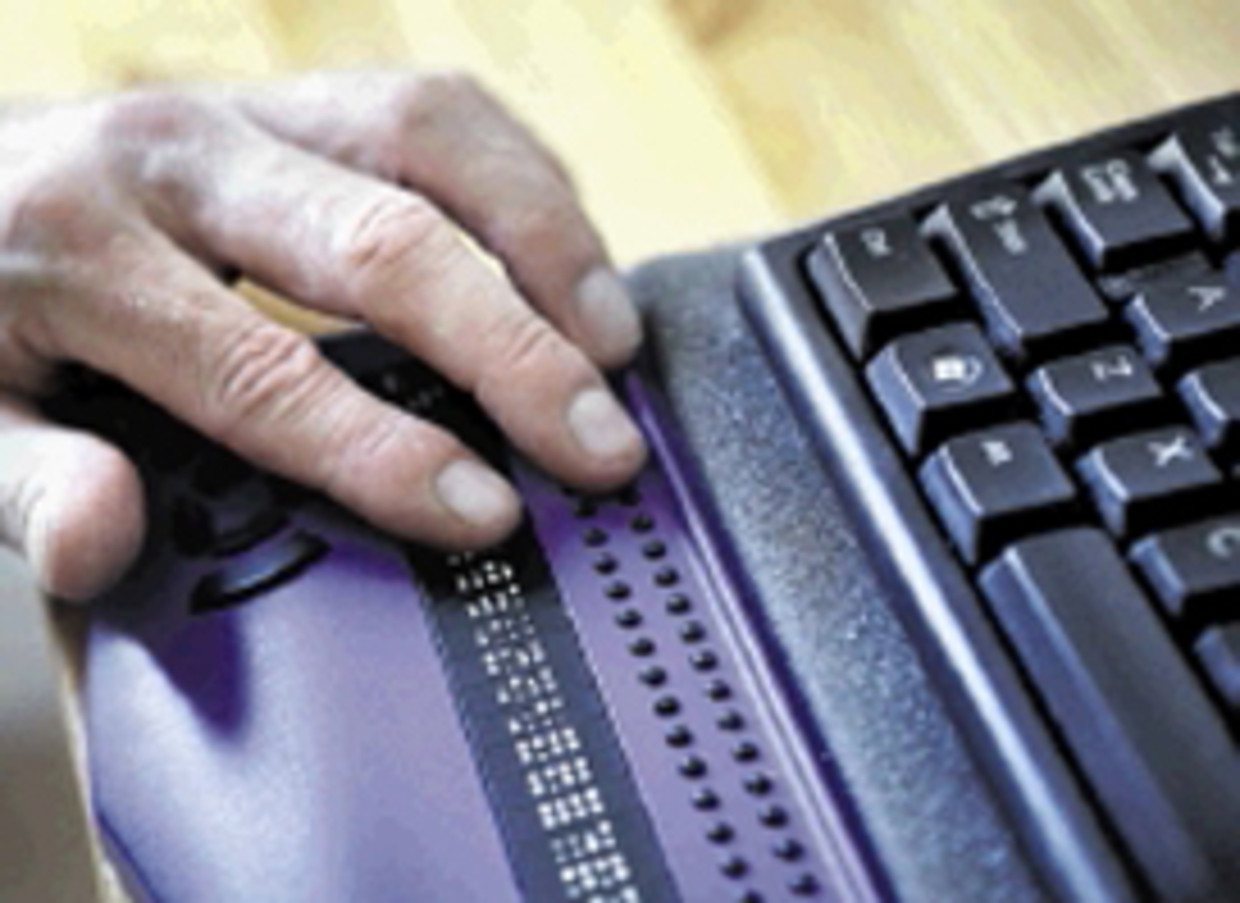 Detail van toetsenbord met daaronder een brailleregel. (Jorgen Caris, Trouw) Beeld 