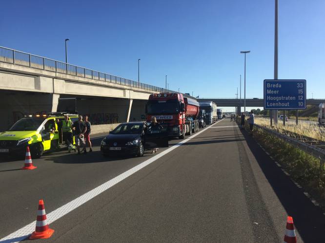 Bestelwagen rijdt in op file: dode en E19 richting Antwerpen afgesloten, eerste werkdag met gesloten Leopold II-tunnel in Brussel