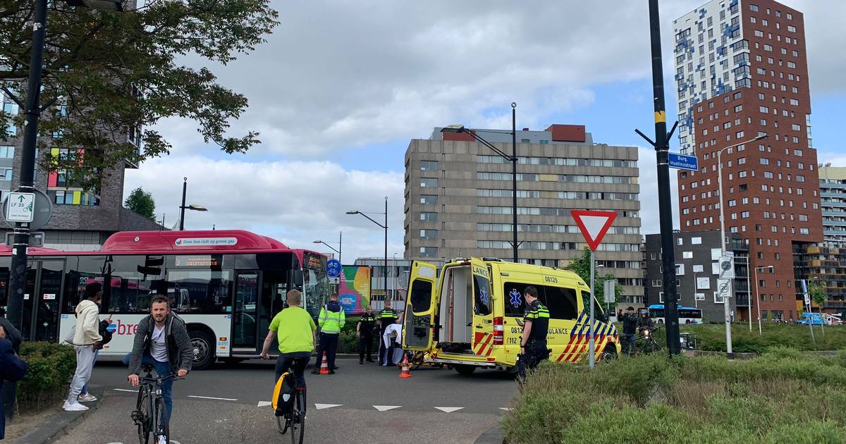 Alle vezels op scherp op de fiets én in de bus bij het station in Nijmegen: ‘Ik kan me levendig voorstellen hoe ongeluk is ge