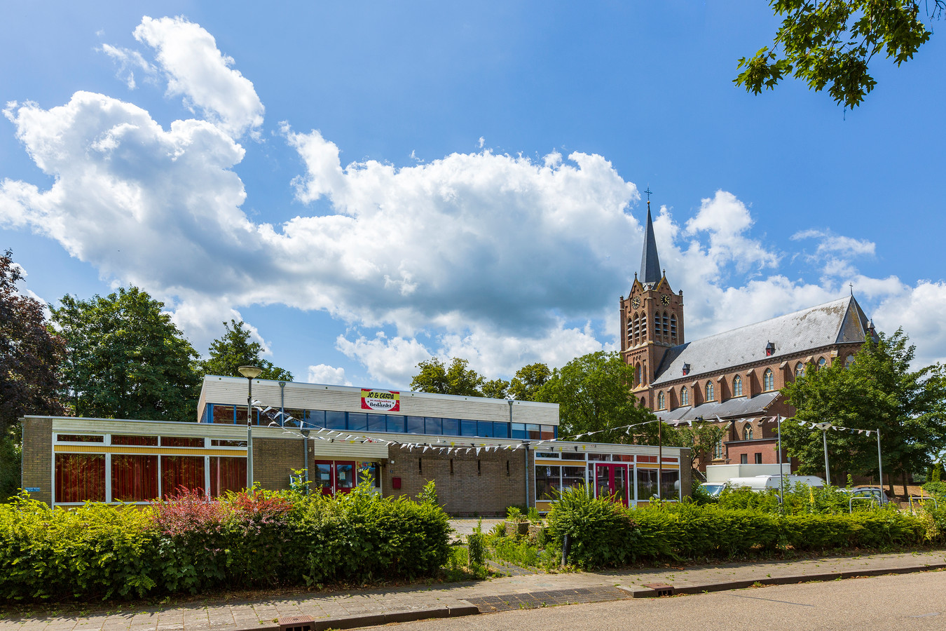 Het voormalige dorpshuis De Hanze in Maasbommel.