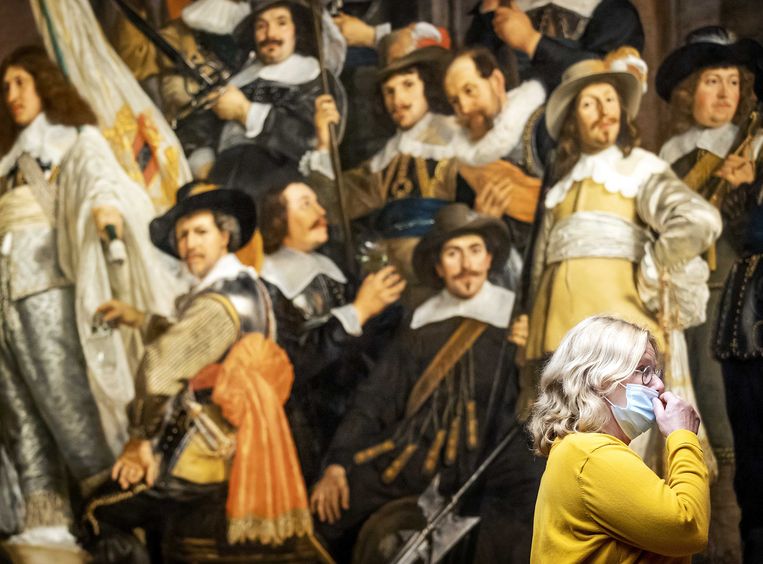 Een bezoeker van het Rijksmuseum draagt een mondkapje. Beeld Koen van Weel/ANP