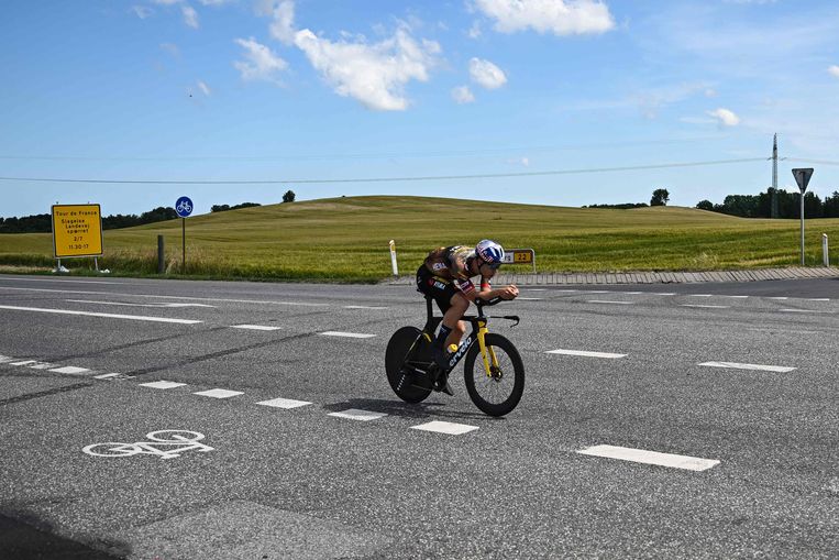 Wout van Aert test nog een keer zijn benen en zijn tijdritfiets in Bjerge, nabij Kopenhagen. Beeld AFP