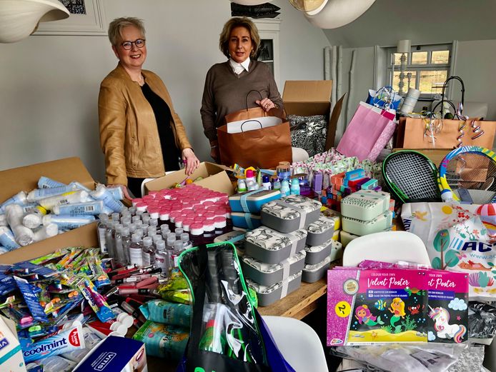 Herna Habes (rechts) uit Zenderen en haar vriendin Elise Zuythof geven alle vluchtelingen in De Zwanenhof een goodiebag.