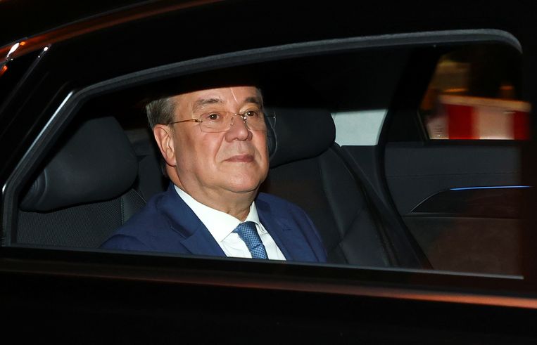 CDU-leider Armin Laschet na de eerste exitpolls op een voor zijn partij zwarte dag. Beeld REUTERS