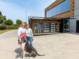 Laure Kempeneers met haar mama Marja Ruelens en de hond Silou die mascotte is van de zaak. Op de achtergrond zie je de wijnautomaat.