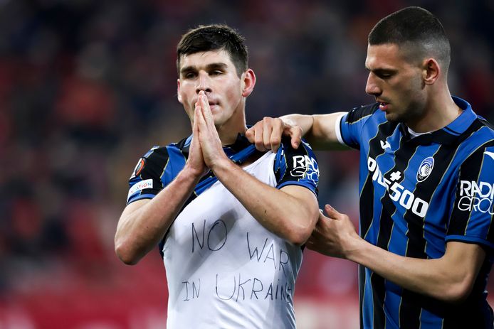 Ruslan Malinovskyi met een statement na zijn goal. Opvallend genoeg kreeg hij daar geen geel voor.
