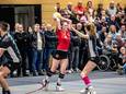 Renske Relou van DSC heeft de bal.