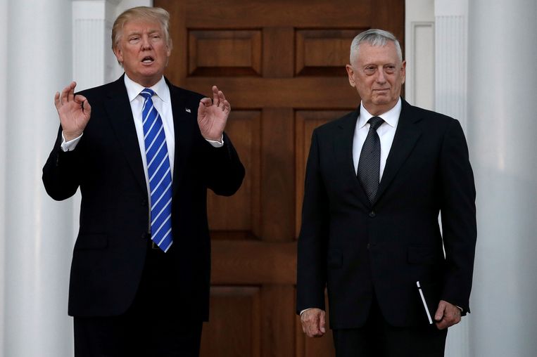 Trump en Mattis, hier eind november in het golfresort van Trump. Beeld REUTERS