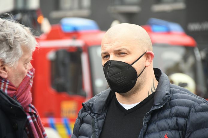 De brand woedde in een pand met vijf studio’s, op de hoek van de Noordstraat met de Gasstraat in Kortrijk. Taxichauffeur Dominic Creus (rechts) verwittigde de hulpdiensten.