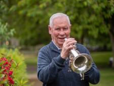 Bugelspeler Henk is 85 jaar bij Holtense Muziek Vereniging maar kan helaas niet meer optreden: ‘Kunstgebit in pauze weer vastplakken’