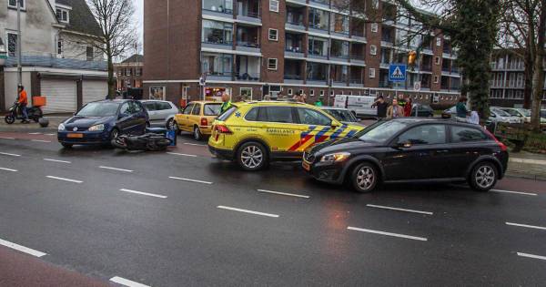 Scooterrijder botst tegen personenauto in Velp