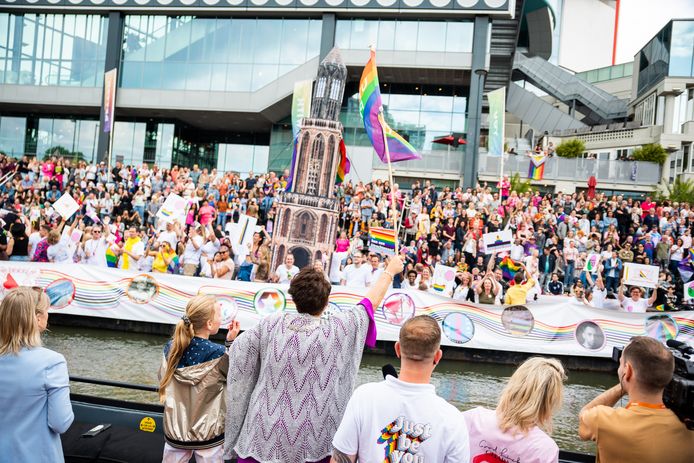 De regenboogcanon was bij de Utrechtse Pride het thema van de boot.