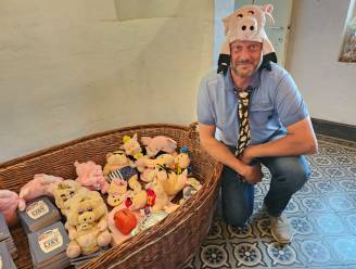 Bouwvakker Yves (49) toont voor het eerst collectie varkens: “Ooit kreeg ik een echt varken. Dat heb ik zelf geslacht”