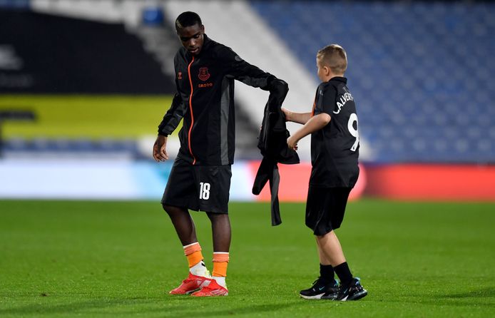 Nkounkou geeft zijn shirt aan een jonge Everton-fan.