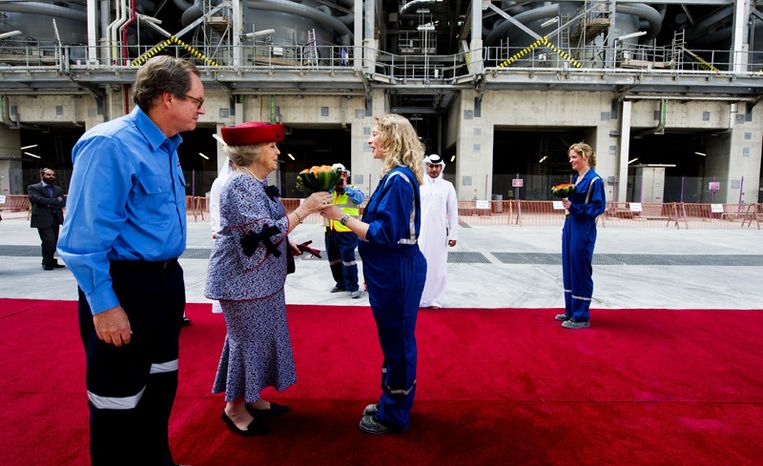 Koningin Beatrix krijgt bloemen aangeboden van een werknemer van Shell Pearl in Doha. De tweede dag van het staatsbezoek van koningin Beatrix aan de olie- en gasstaat Qatar stond donderdag in het teken van de Nederlandse bijdrage aan de economie en gaswinning. <br /> Beeld 