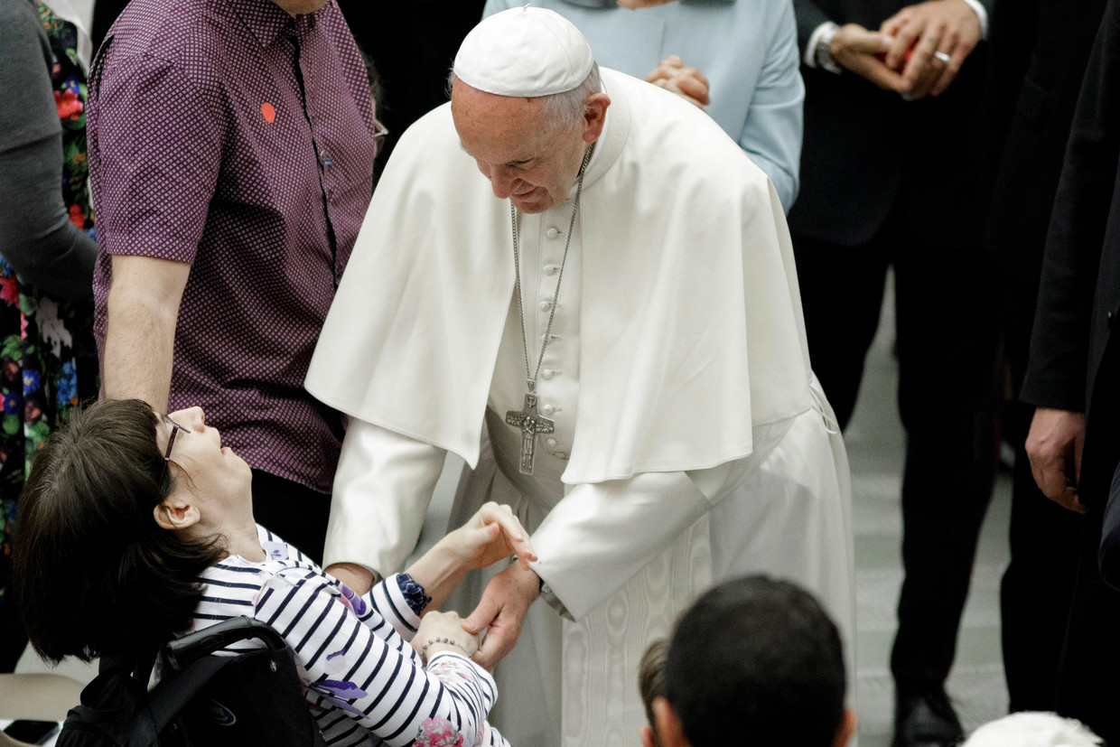 Paus Franciscus groet een Huntington-patiënt tijdens een speciale dienst voor patiënten en hun familie. Beeld LightRocket via Getty Images