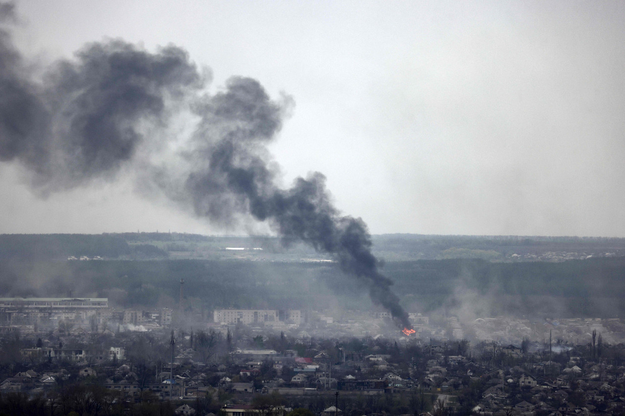 Een rookpluim boven Roebizjne na Russische bombardementen. Beeld RONALDO SCHEMIDT/AFP
