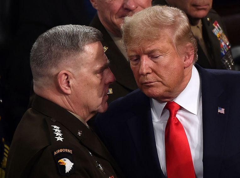 Generaal Mark Milley met Donald Trump, toen die nog president was. Beeld AFP